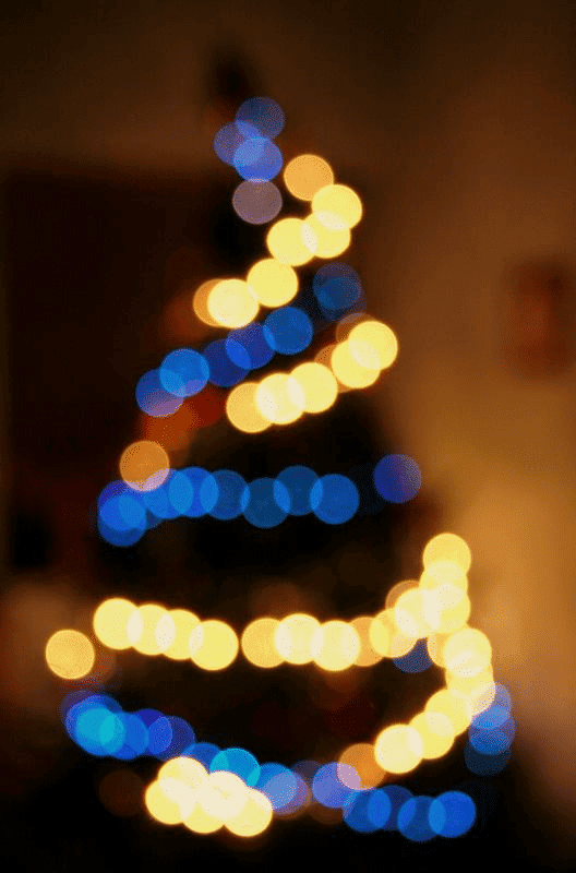 Exemplo da aplicação do bokeh em uma árvore de natal. Créditos: Wikimedia/Rushilf