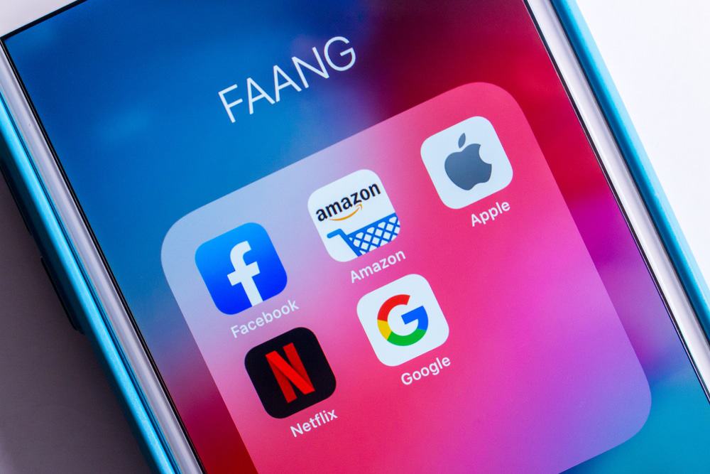 Tela de smartphone mostra ícones de aplicativos das principais gigantes da tecnologia, Facebook, Apple, Amazon, Netflix e Google, também conhecidas pela sigla FAANG