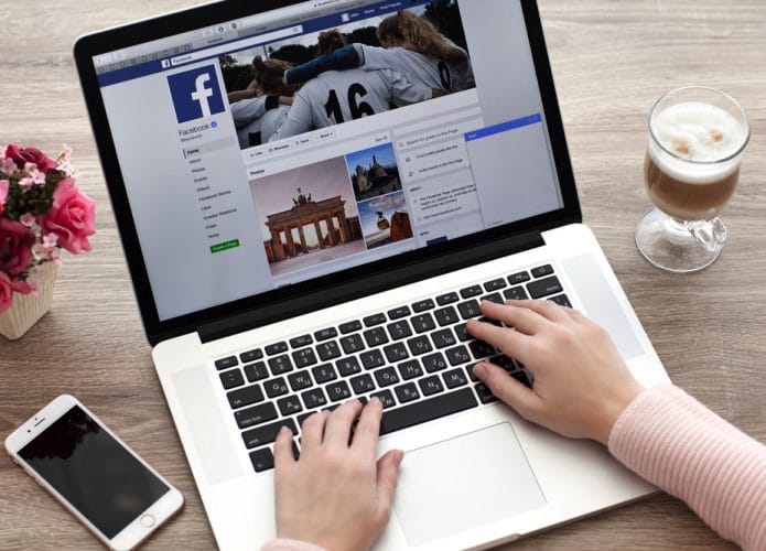 Computador com feed do Facebook aberto