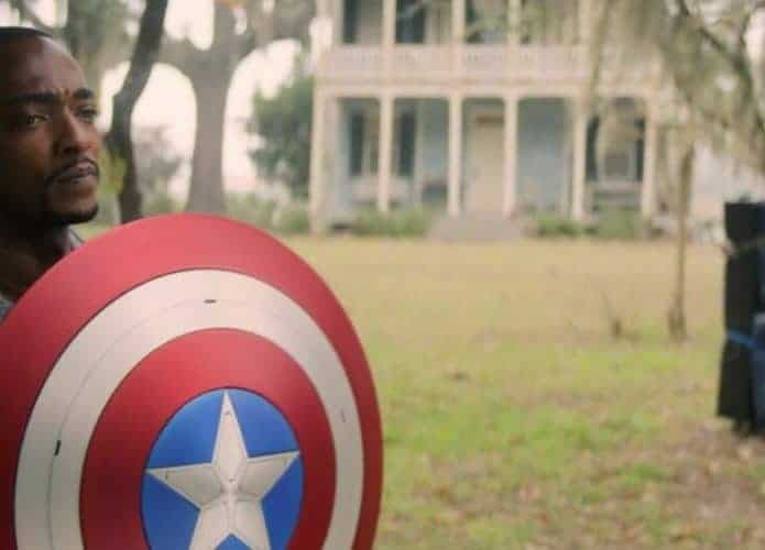 Falcão treina com o escudo do Capitão América em 'Falcão e o Soldado Invernal'. Imagem: Marvel Studios/Divulgação