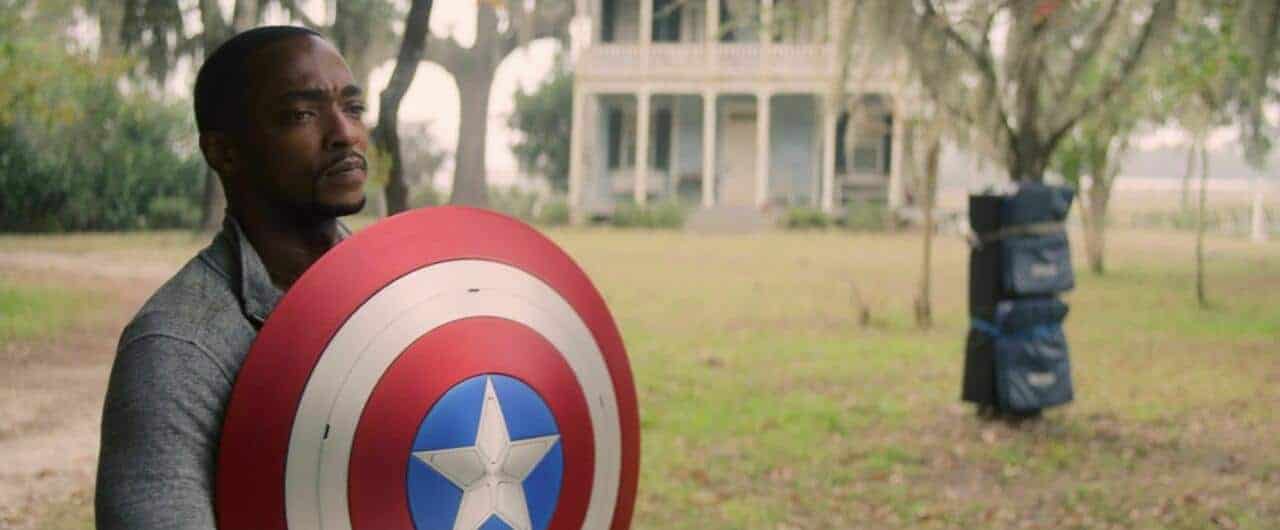 Falcão treina com o escudo do Capitão América em 'Falcão e o Soldado Invernal'. Imagem: Marvel Studios/Divulgação