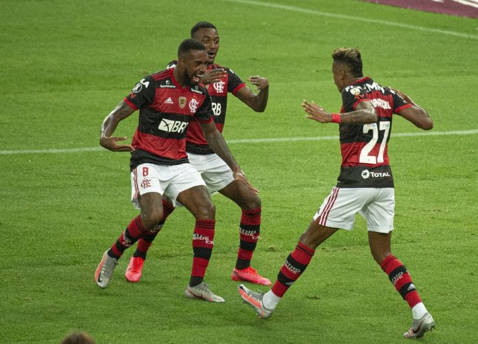 Time do Flamengo comemorando em campo