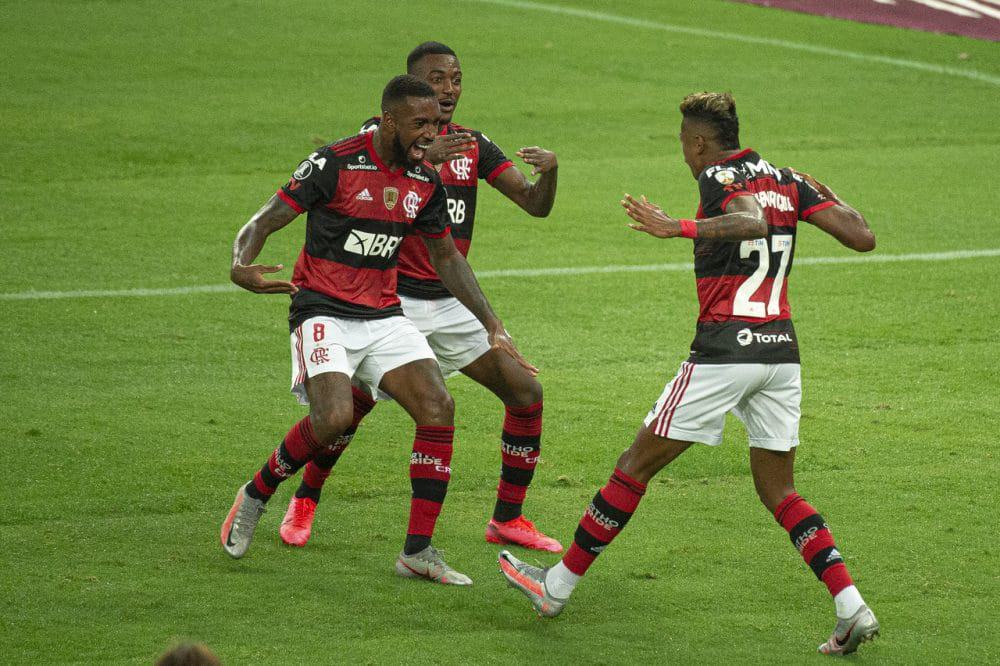 Time do Flamengo comemorando em campo