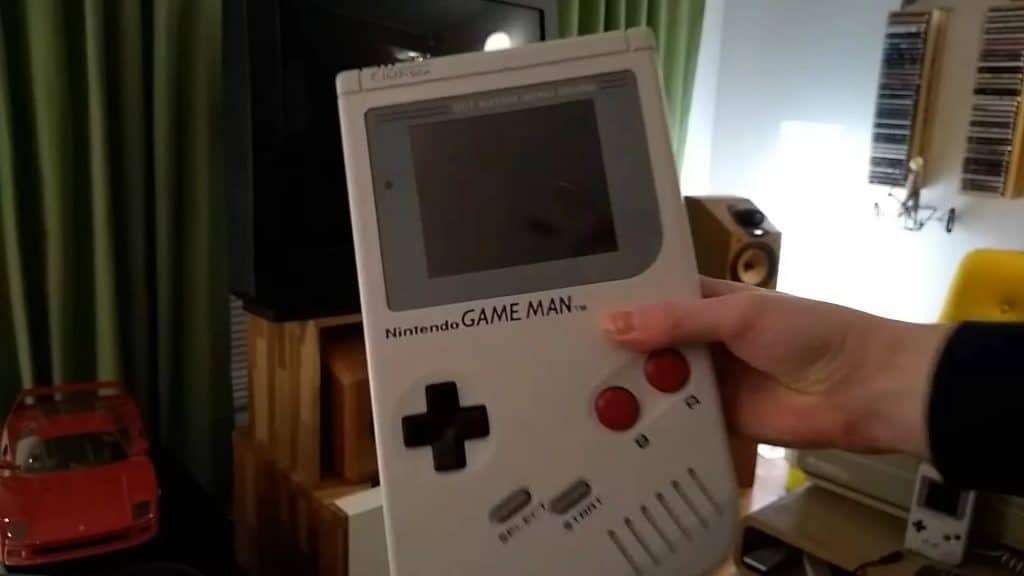 Game Man é quatro vezes maior que o Game Boy. Imagem: Reprodução/YouTube Grumpy Modeler