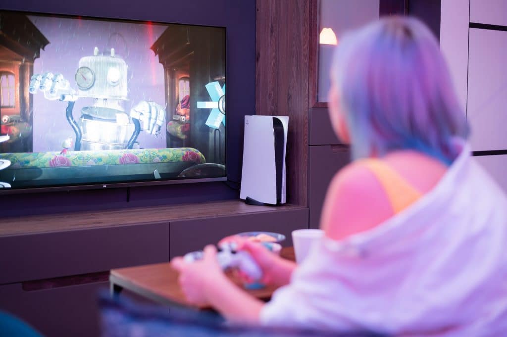 Garota jogando PlayStation 5 em Moscou, na Rússia. Imagem: Roman Kosolapov / Shutterstock.com