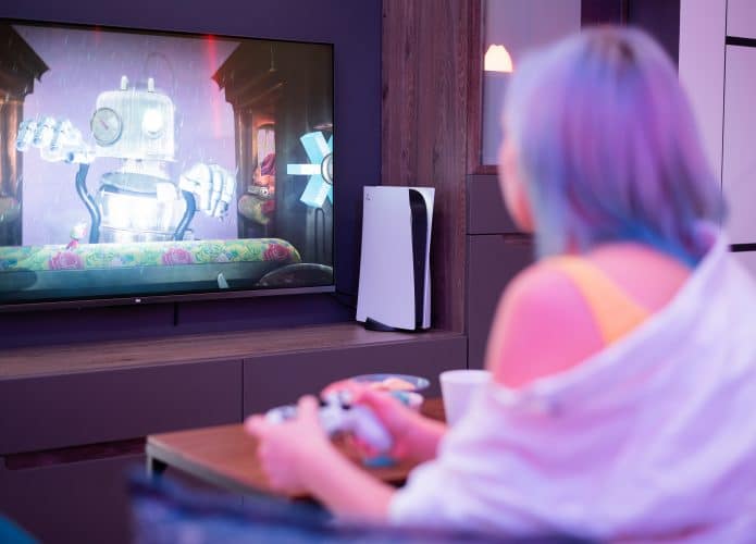 Garota jogando PlayStation 5 em Moscou, na Rússia. Imagem: Roman Kosolapov / Shutterstock.com