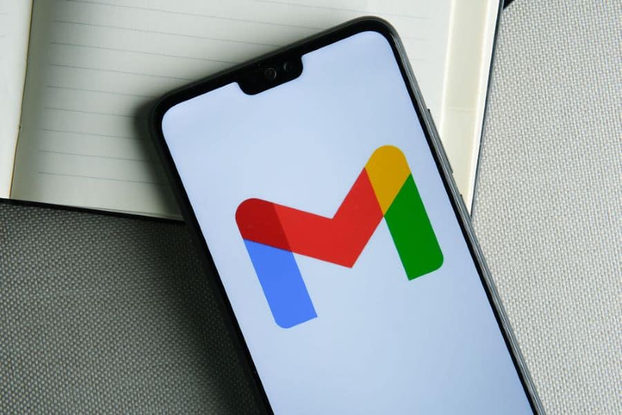 Logo do Google Gmail em um celular