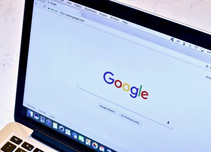 Computador exibindo a tela inicial do Google Chrome