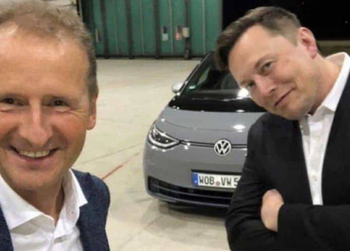 Herbert Diess, da VW, com Elon Musk, da Tesla. Imagem: Redes Sociais/Reprodução