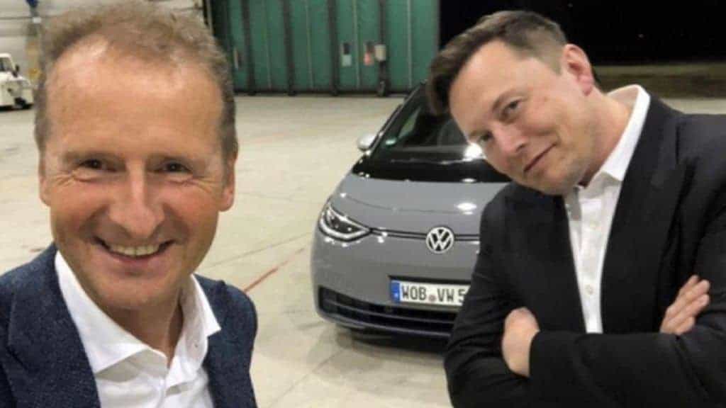 Herbert Diess, da VW, com Elon Musk, da Tesla. Imagem: Redes Sociais/Reprodução