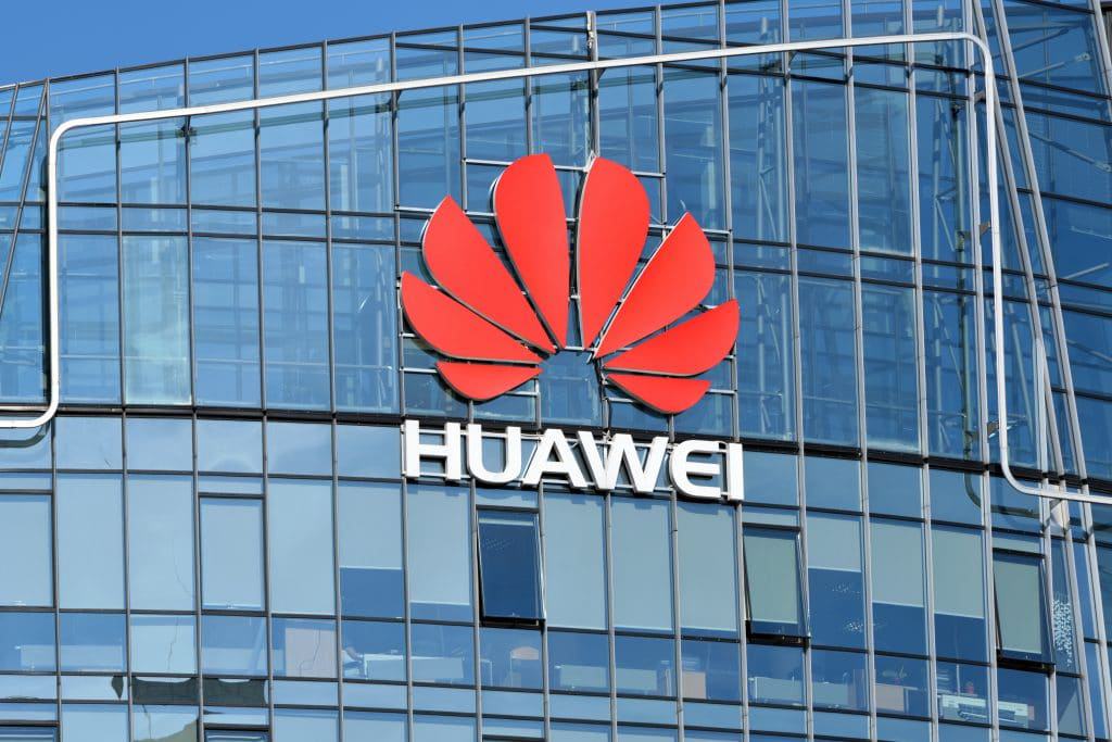 Prédio com o logo da empresa Huawei 