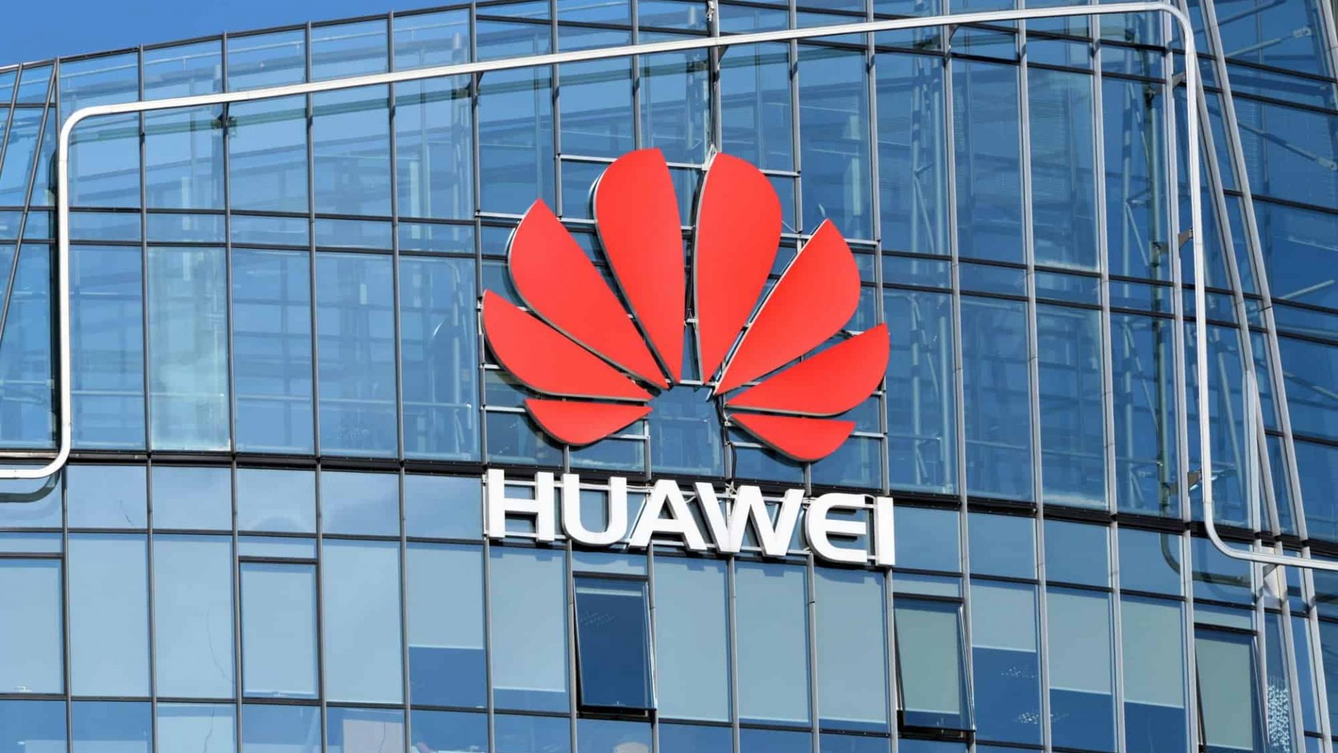 Fachada de prédio da Huawei com logomarca na frente