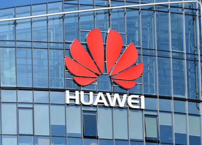 Fachada de prédio da Huawei com logomarca na frente