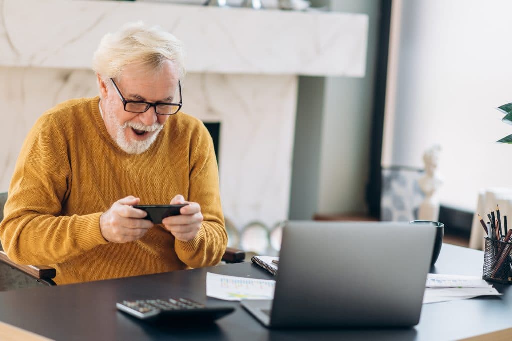 Idosos gamers. Imagem: Kate Kultsevych/Shutterstock