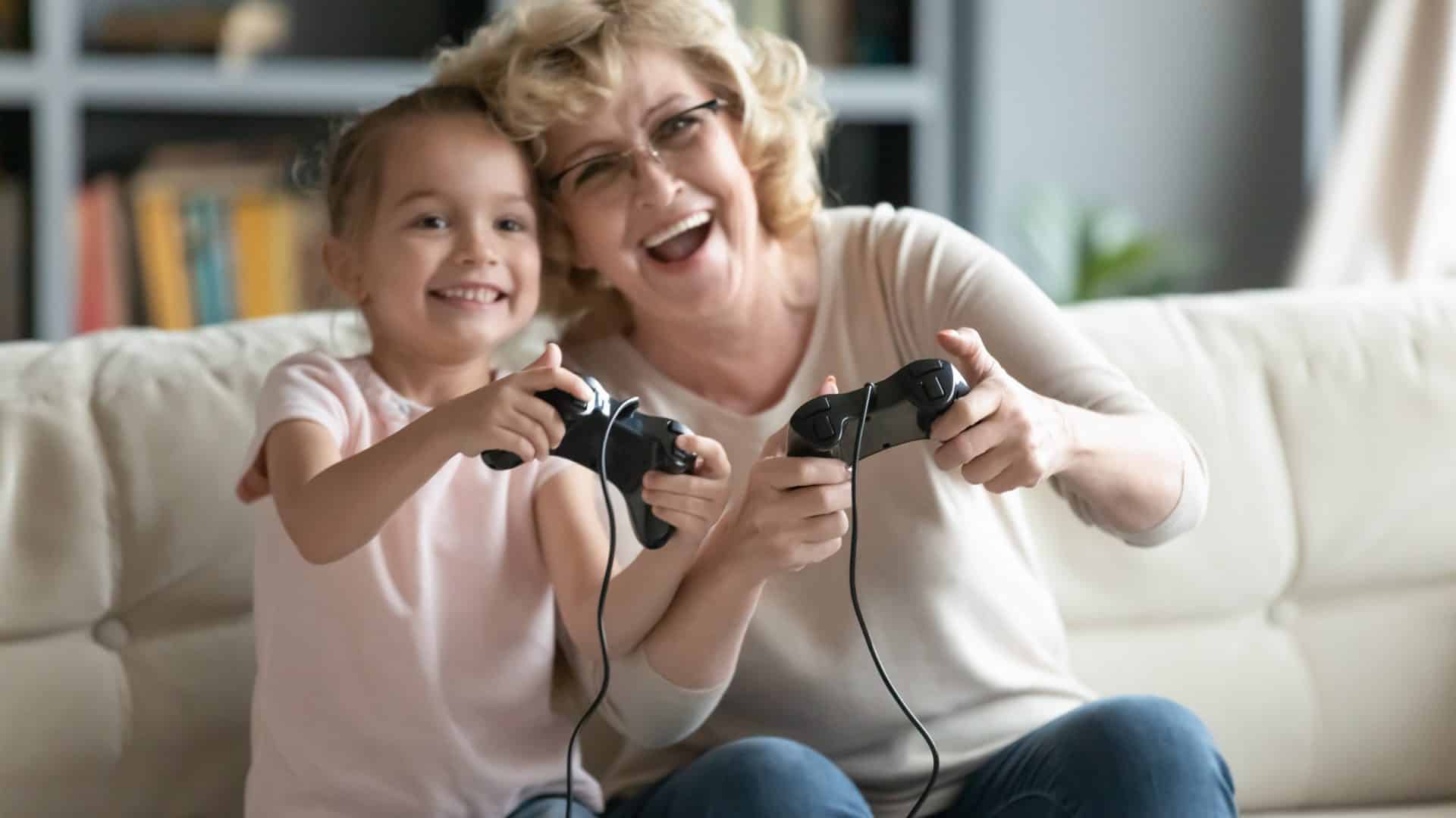 Idosos gamers. Imagem: fizkes/Shutterstock
