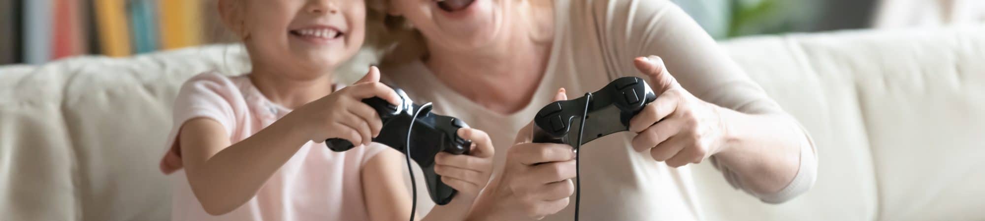 Idosos gamers. Imagem: fizkes/Shutterstock