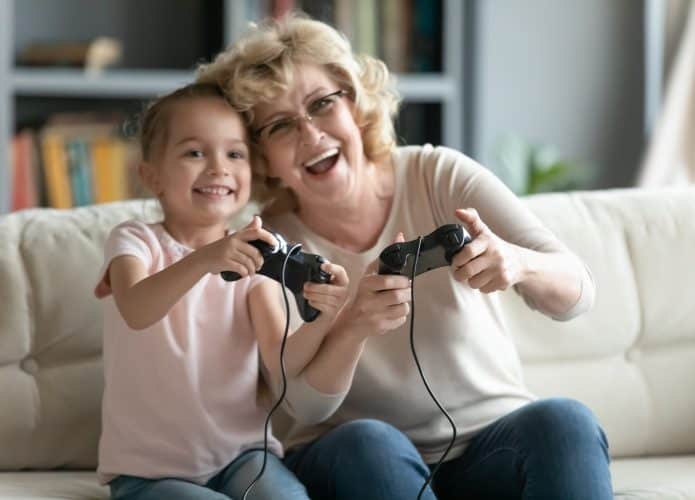 Idosos gamers. Imagem: fizkes/Shutterstock