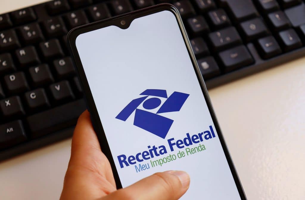 Aplicativo do Imposto de Renda aberto em smartphone