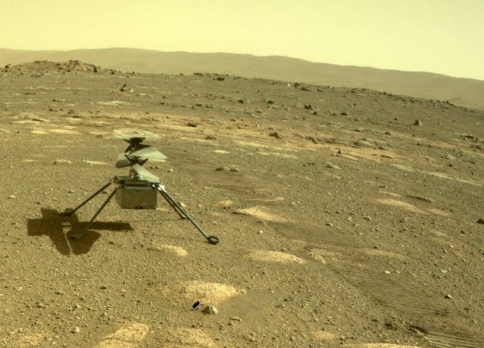 Imagem feita pelo rover Perseverance mostra o helicóptero ingenuity na superfície de Marte