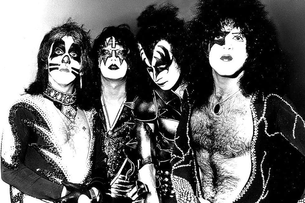 A formação original da banda KISS, mostrando, da esqueda para a direita, Ace Frehley (guitarras), Peter Criss (bateria), Gene Simmons (contrabaixo e vocais) e Paul Stanley (vocais e guitarras)