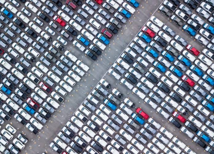 Mais de 52 mil brasileiros já caíram em golpe de falso leilão de carros. Imagem: Avigator Fortuner/Shutterstock
