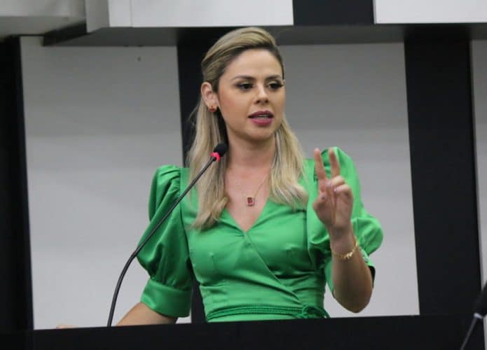 Sem perceber câmera ligada, vereadora faz