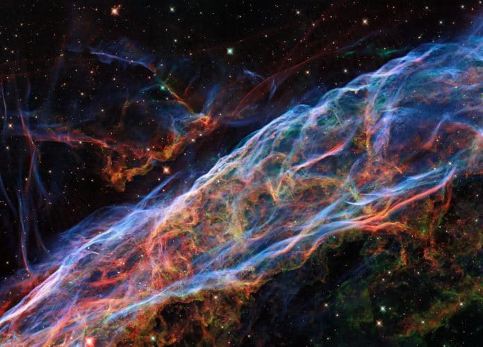 Nebulosa do Véu, em imagem reprocessada capturada pelo Hubble