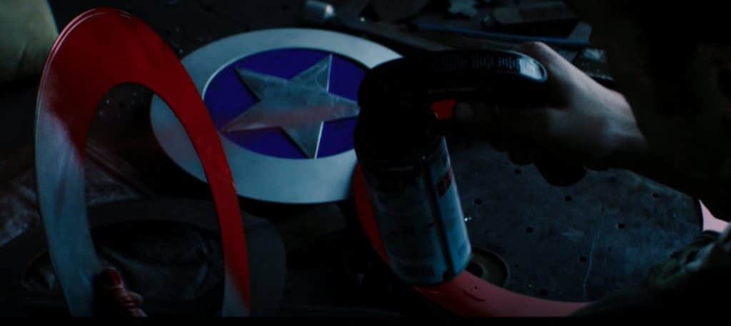 Novo escudo de John Walker em 'Falcão e o Soldado Invernal'. Imagem: Marvel Studios/Divulgação