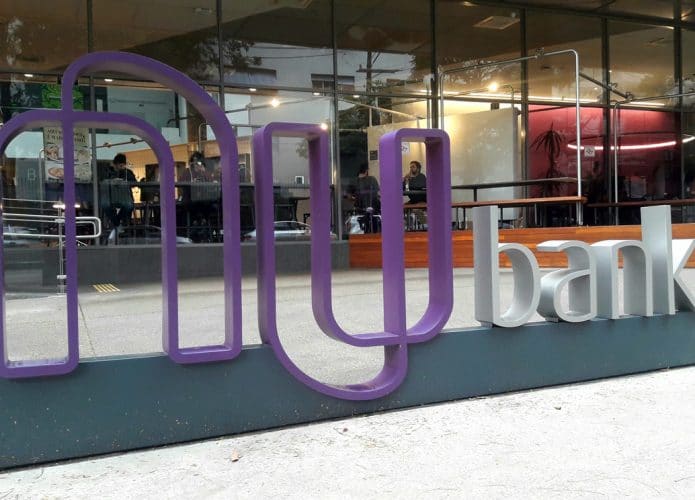 Imagem mostra o logotipo do banco digital Nubank em letra caixa na frente da sede da empresa, em São Paulo