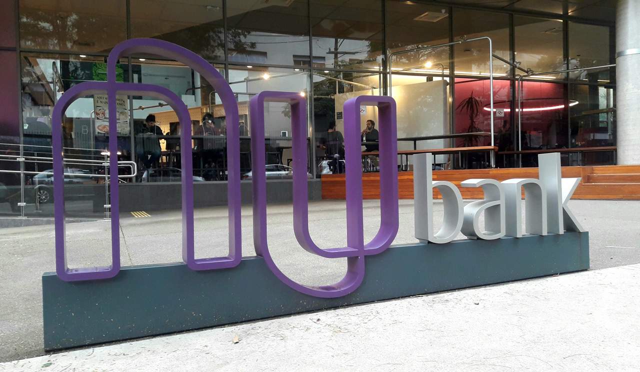 Imagem mostra o logotipo do banco digital Nubank em letra caixa na frente da sede da empresa, em São Paulo