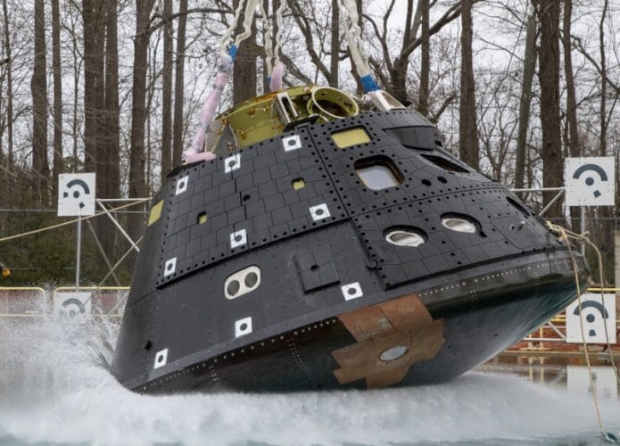 Cápsula Orion colide com a água durante o teste em uma piscina no Centro de Pesquisa Langley, na Virgínia, EUA