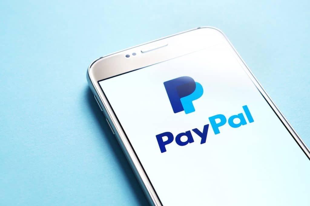 Logo do PayPal aberto em smartphone