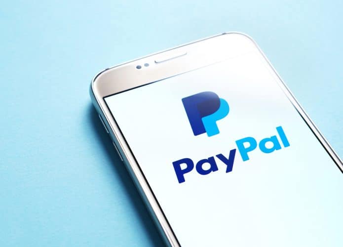 Logo do PayPal aberto em smartphone