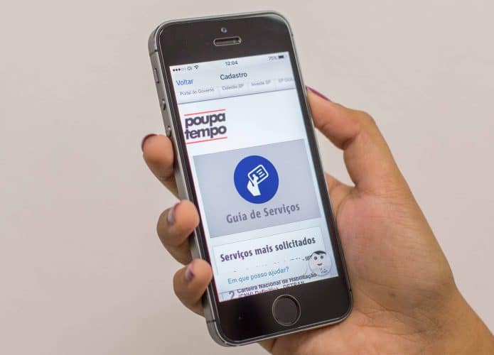 App do Poupatempo aberto em smartphone