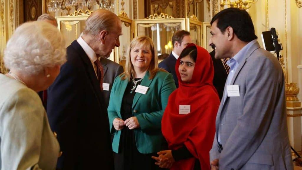 Rainha Elizabeth e Príncipe Philip com a ativista Malala. Imagem: Divulgação/Palácio de Buckingham