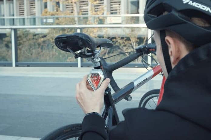 SHIELD, da Eesens, dá seta com movimento da cabeça e protege sua bike. Imagem: EESENS/Divulgação