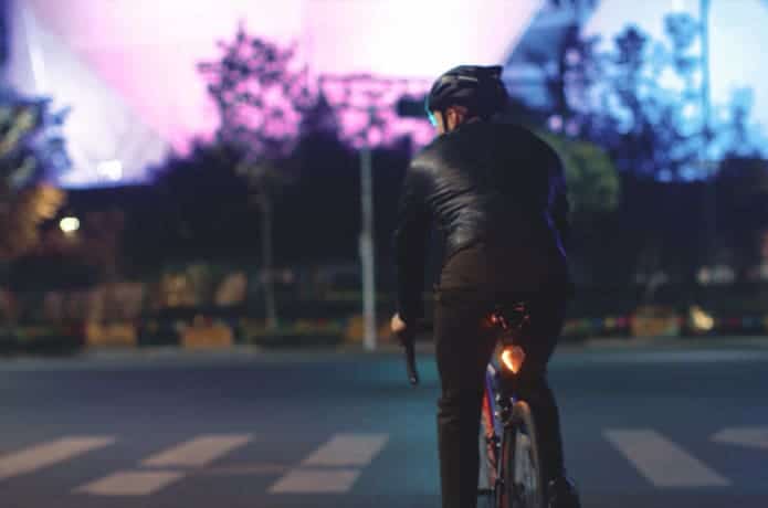 SHIELD, da Eesens, dá seta com movimento da cabeça e protege sua bike. Imagem: EESENS/Divulgação