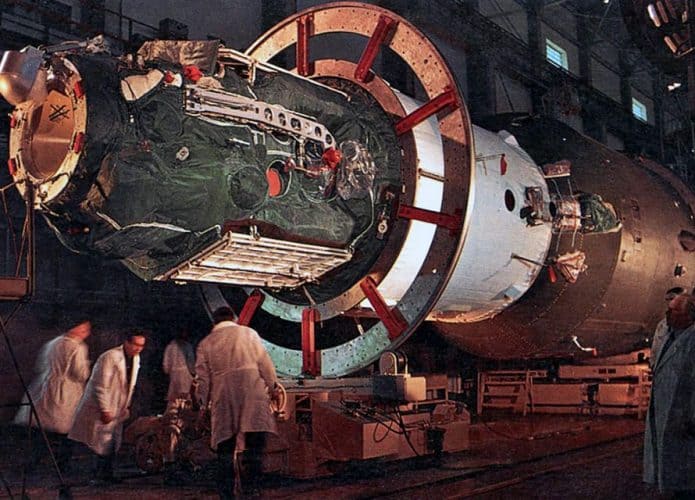 Salyut_1_Roscosmos-695x500