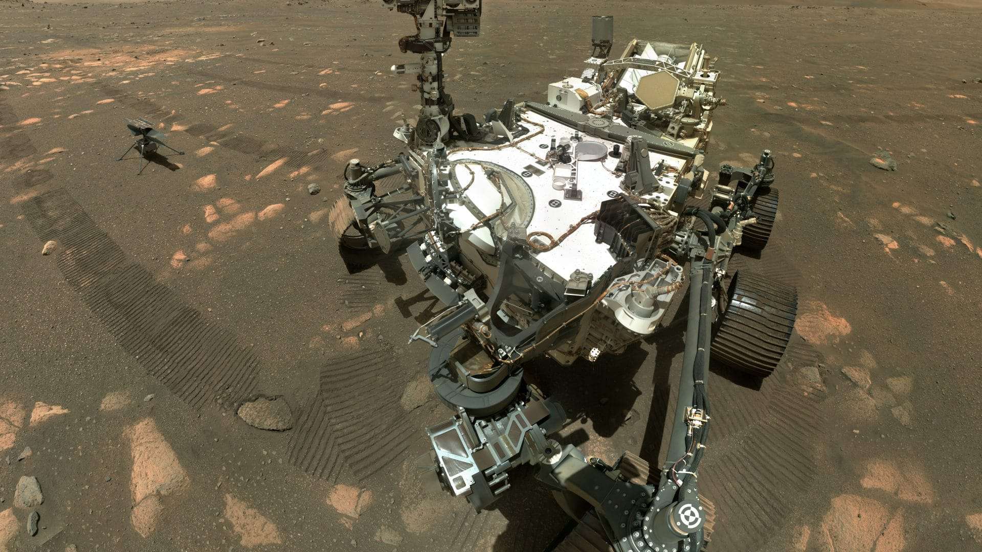Selfie feita pelo robô Perseverance na superfície de Marte, com o helicóptero Ingenuity ao seu lado