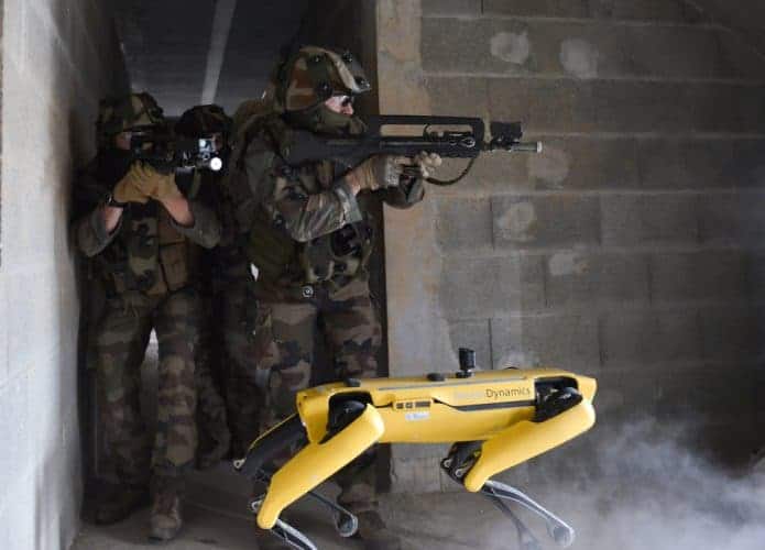 Robô Spot, da Boston Dynamics, durante exercício de combate na academia militar de Saint-Cyr, na França