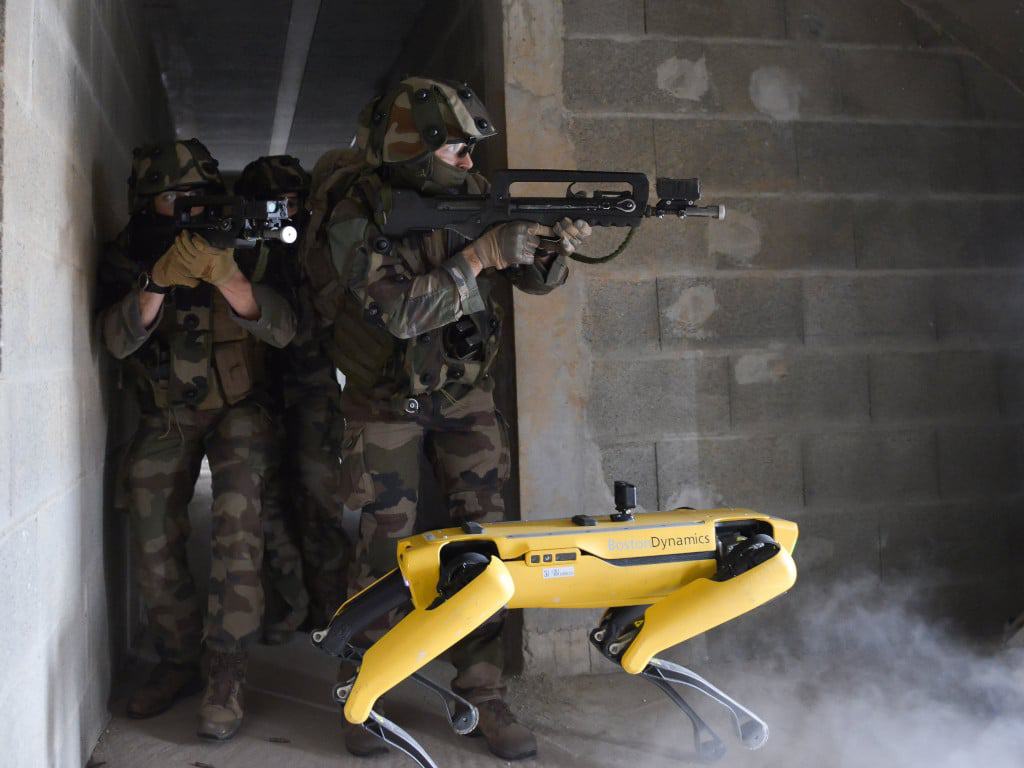 Robô Spot, da Boston Dynamics, durante exercício de combate na academia militar de Saint-Cyr, na França