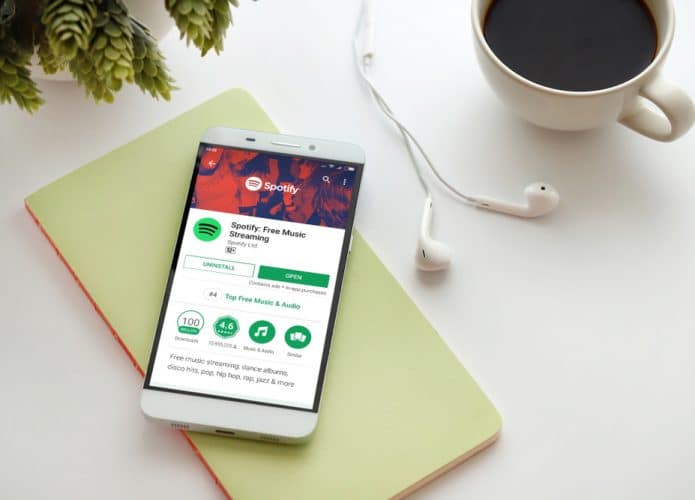 Aplicativo do Spotify aberto na tela de um celular