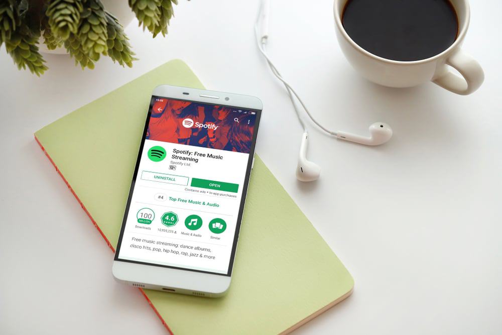 Aplicativo do Spotify aberto na tela de um celular