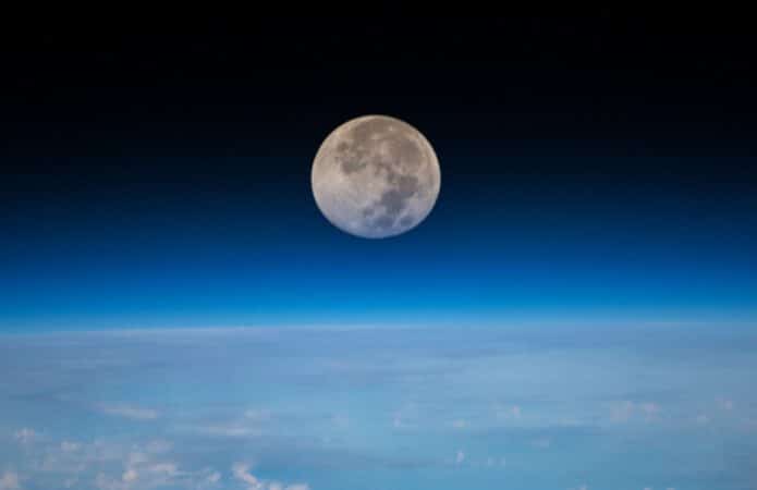 Superlua vista do espaço, fotografada por astronautas a bordo da ISS