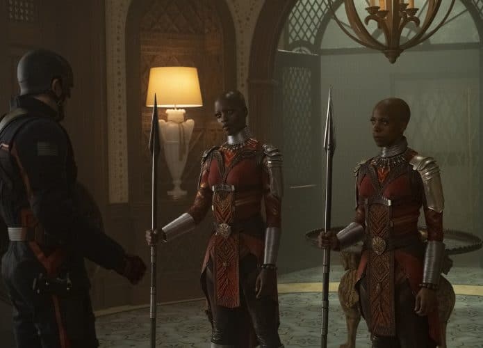 John Walker (Wyatt Russell), Ayo (Florence Kasumba) e Yama (Zola Williams) em 'Falcão e o Soldado Invernal'. Imagem: Chuck Zlotnick/Marvel Studios