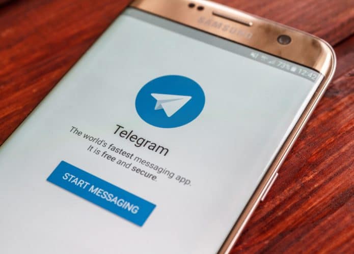 Celular com o aplicativo do Telegram aberto