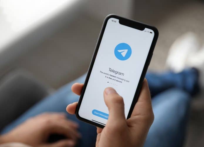 Celular com o app do Telegram aberto