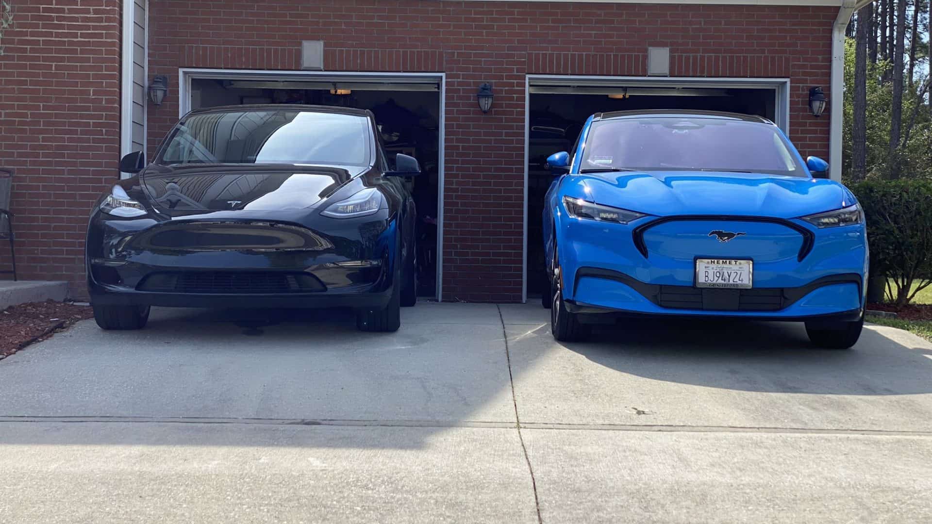 Tesla Model Y e Mustang Mach-E. Imagem: Twitter/Reprodução