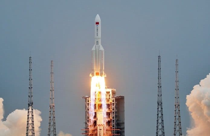 Foguete Longa Marcha 5B lança o Tianhe-1, primeiro módulo da estação espacial chinesa Tiangong
