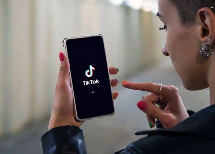 Usuário acessa o TikTok no celular